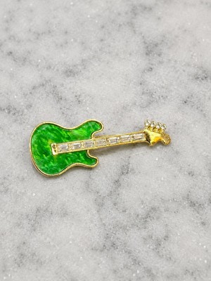 Valmont Yeşil Gitar Figürlü Mine Detaylı Baget Kristal Taşlı Altın Renk Kadın Broş