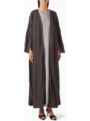 Beige Collection Işlemeli Abaya ve Sheila Seti ile Şıklığınızı Tamamlayın ve Rahatlığın Keyfini Çıkarın