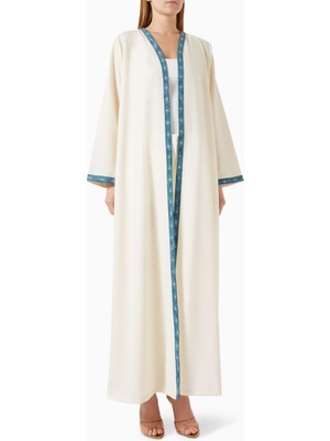 Hessa Falasi Lüks Tasarım ve Modern Yorum ile Şıklığı Yansıtan Abaya Modeli