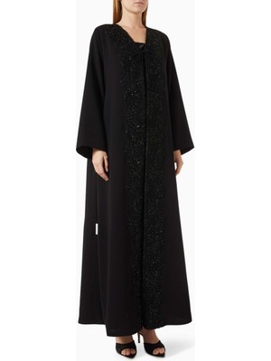 Hessa Falasi Kendinizi Şık Hissedin Tasarımlı Dikişli Abaya ile Rahat ve Modern Stil Yakalayın