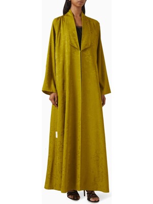 Hessa Falasi Konforlu ve Şık Çiçek Desenli Abaya ile Modern Tasarımlar Bir Arada