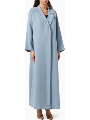 Hessa Falasi Modern Minimalist Notched Collar Abaya Uzun Kollu Aline Silueti ile Şıklığı Yansıtıyor