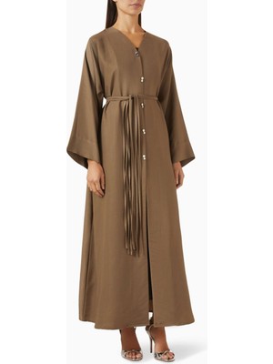 Beige Collection Şıklığı Yansıtan Bel Detaylı Düğmeli Abaya ile Her Ortama Uyum Sağlayın