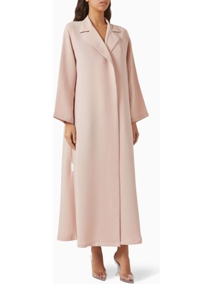 Hessa Falasi Modern Minimalist Notched Collar Abaya Uzun Kollu Aline Silueti ile Şıklığı Yansıtıyor
