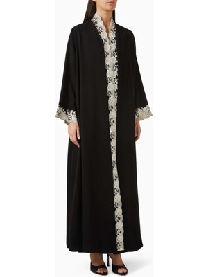 Hessa Falasi Şık Dantel Detaylı Abaya Nida Kumaşı ile Modern Şıklığın Adresi