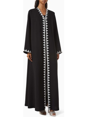 Hessa Falasi Lüks Tasarım ile Modern Tarza Sahip Kıvrımlı Yırtmaçlı Abaya Modeli