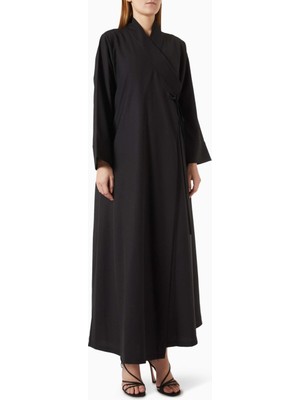 Hessa Falasi Konforlu Yüksek Yaka Abaya ile Modern Şıklığı Yakalayın
