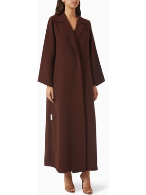 Hessa Falasi Modern Minimalist Notched Collar Abaya Uzun Kollu Aline Silueti ile Şıklığı Yansıtıyor