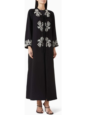 Hessa Falasi Lüks Tasarımlarla Modern Stili Buluşturan Kristal Detaylı Abaya Modası