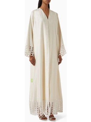 Hessa Falasi Lüks Tasarım ve Modern Dokunuşla Kesik Nakışlı Abaya Modası