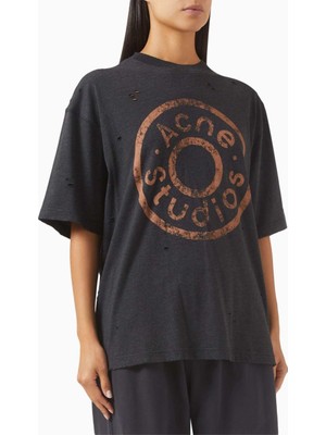 Acne Studios Siyah Distressed Logo Tişört - %75 Organik Pamuk, %25 Polyester - Rahat Kesim ve Modern Detaylar