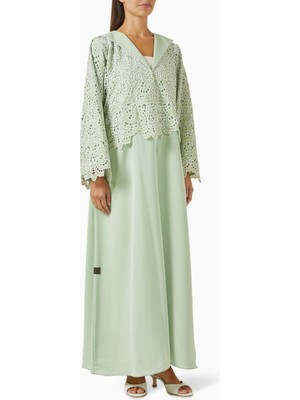 Rauaa Official Şık Overlay Schiffli Net Abaya ile Zamansız ve Modern Görünümünüzü Yakalayın
