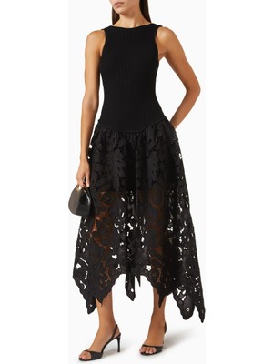 AJE Atlas Siyah Knit Midi Elbise, Romantik Feminenlik ve Modern Sanat