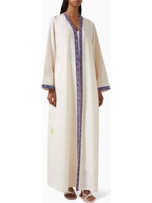 Hessa Falasi Lüks Tasarımlarla Modern Tarzı Buluşturan Star Painted Abaya ile Şıklığınızı Yükseltin