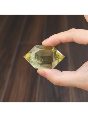 Taş Sandığı Çift Uçlu Limon Kuvars Taşı - Enerji Dengeleyici Kristal