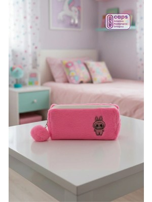 Mikasso Labubu Nakışlı Büyük Boy Peluş Kalem Kutusu – Tek Bölmeli, Fermuarlı, Pofuduk Kalemlik Tekstil Pembe