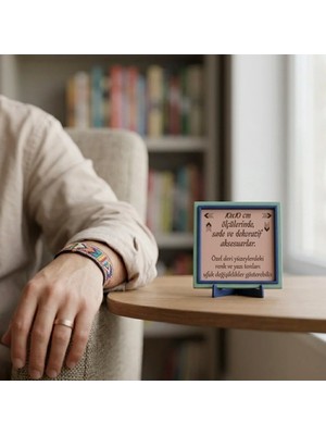 Miaju Huzur Veren Kün Fe Yekün Kaligrafisi ile Özel Deri Bismillahirrahmanirrahîm Detaylı Ikili Masaüstü Dekoru - Kalıcı Hatıralık 10X10 Cm, Pudra - Sarı