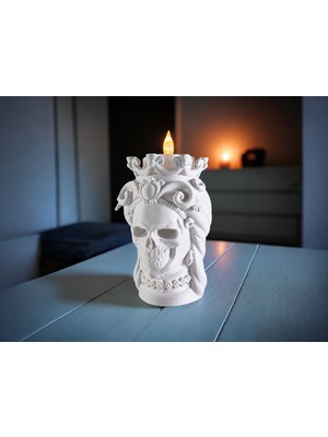 Belirtilmemiş 3D Baskı Taçlı Kraliçe Kuru Kafa LED Mumluk – Gotik Dekoratif Masa Süsü