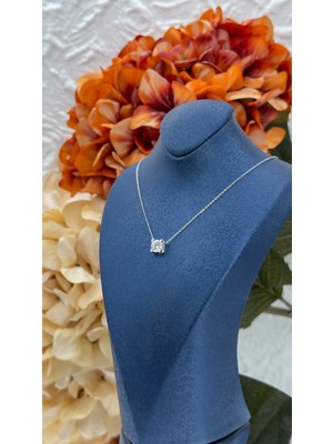 Livora Jewelry 925 Ayar Gümüş Pırlanta Montür Zirkon Taşlı Tektaş Kadın Kolye