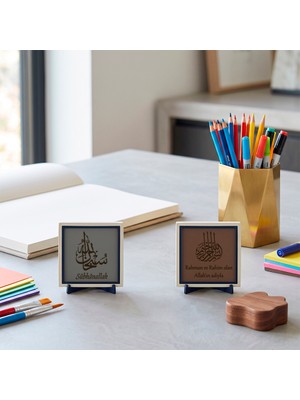Miaju Sübhanallah Okunuşlu Hat Sanatlı Tasarım ve Damla Hat Besmele-I Şerife Ikili Stantlı Takım 10X10 Cm, Açık Kahve - Kül Gri