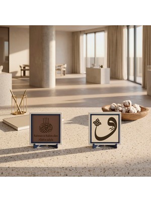 Miaju Sabitlik ve Tevekkül Anlamı Taşıyan “Vav” Harfi Hat Yazısı ve Besmele Detaylı İkili Masa Süsü 10x10 cm, Açık Kahve - Pudra