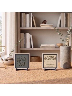 Miaju Yatak Odası, Komodin ve Kitaplık İçin Lafz-ı Celâl Stantlı Tasarım ve Damla Hat Meâlli Besmele İkili Takım 10x10 cm, Pudra - Kül Gri