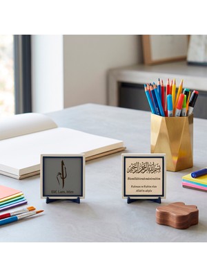 Miaju Yatak Odası, Komodin ve Kitaplık İçin Huruf-u Mukatta Stantlı Tasarım ve Damla Hat Meâlli Besmele İkili Takım 10x10 cm, Pudra - Kül Gri