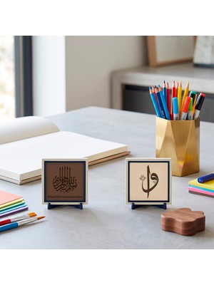 Miaju Modern Ahşap Masalar İçin “Elif ve Vav” Formu ve Özel Deri Besmele İşlemeli İkili Masa Süsü 10x10 cm, Açık Kahve - Pudra