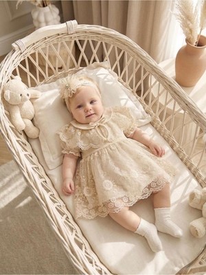 Bebila Baby Kız Bebek Mevlütlük Elbise Bebe Yaka Bandanalı Pelerinli Yazlık Dantelli Yenidoğan Hastane Çıkışı Gelinlik % 100 Pamuk Abiye Mevlitlik 4032K