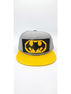 Kutpia Pixel Blok Batman Gri Çocuk Kep Şapka – LEGO Uyumlu Siperlikli 4–12 Yaş