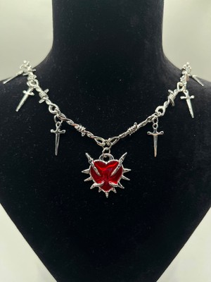 AG23 Tasarım Sallantılı Kılıç Detaylı Çitli Kalp Gothic Gotik Kolye