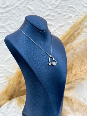 Livora Jewelry 925 Ayar Gümüş Zirkon Taşlı Tektaş Kalp Aşkı Zarafeti Arada Sunan Kadın Kolye