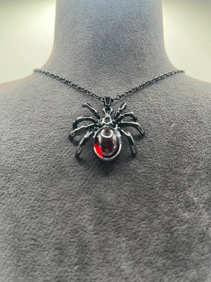 AG23 Tasarım Örümcek Desenli Koyu Kırmızı Taşlı Gotik Gothic Kolye
