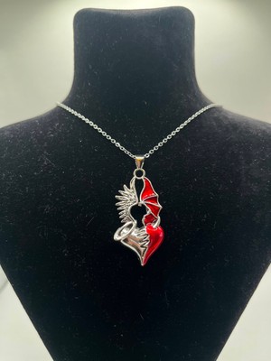 AG23 Tasarım Kırık Kalpli Yarasa Detaylı Gotik Gothic Kolye
