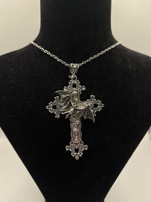 AG23 Tasarım Gümüş Silver Renk Büyük Yarasa Detaylı Gotik Gothic Haç Kolye