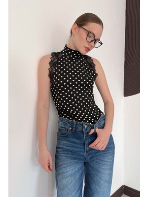Very Moda Puantiyeli Balıkcı Yaka Sıfır Kol Dantel Detaylı Bluz | D3014