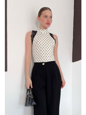 Very Moda Puantiyeli Balıkcı Yaka Sıfır Kol Dantel Detaylı Bluz | D3014