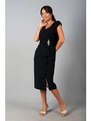 By Saygı Kadın V Yaka Astarlı  Drape ve Taş Detaylı Volanlı Krep Midi Elbise