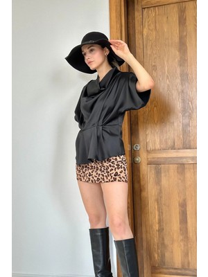 Moda Days Kadın Siyah Bluz Degaje Yaka Dökümlü Kısa Kol Bel Detaylı Saten Görünümlü