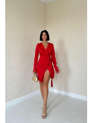 Moda Days Kadın Kırmızı Saten Anvelop Mini Elbise V Yaka Yandan Bağlamalı Tüylü Manşetli