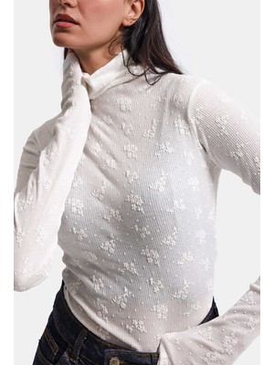 It's Basic Kadın Kırık Beyaz W6-101 Slim Boğazlı Özel Işlemeli Kumaş Tasarım Bluz
