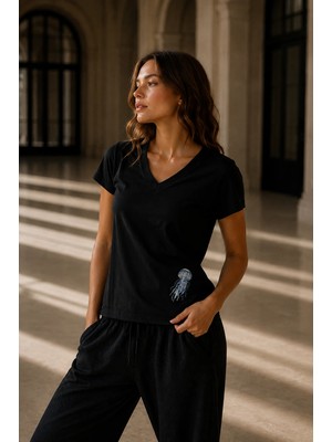 Seven Cubed 7³ V Yaka Kısa Kollu Deniz Anası Nakışlı Lycra Cotton T-Shirt