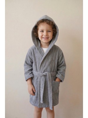 Belirtilmemiş *ihraç Fazlası* %100 Pamuk Kapüşonlu Cepli Unisex Çocuk Bornozu -Hafif Kusurludur-