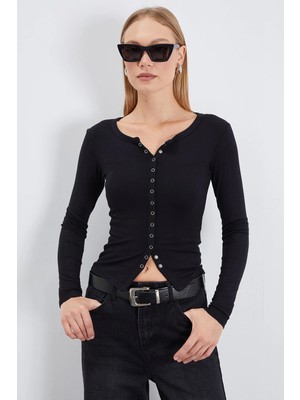 FullaModa Önü Çıtçıtlı Ribanalı Slim Fit Bluz