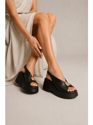 Selin Shoes Savine Kalın Topuk Gold Aksesuar Detay Yandan Lastikli Kadın Sandalet- Siyah