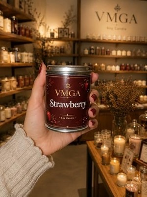 TeknoKapsül Vmga Çilek Kokulu Kırmızı Soya Mum 220GR– Metal Kutulu El Yapımı Aromaterapi Mum | Dekoratif Cozy Ev Mumluğu | Yatak Odası, Salon ve Hediye Için