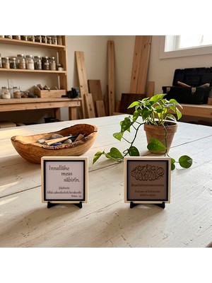 Miaju Kıymetli ve Kalıcı Bir Hatıra: “İnnallâhe Meas Sâbirîn” Tasarımı ve Türkçe Meâlli Bismillah İkili Objesi 10x10 cm, Açık Kahve - Yavru Ağzı