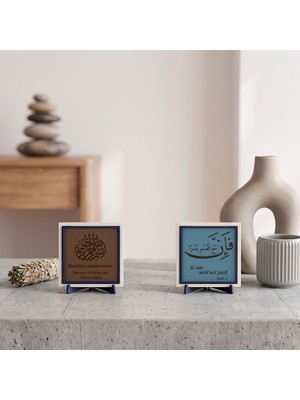 Miaju Ferahlık Müjdesi “Elbette Zorlukla Beraber Bir Kolaylık Vardır” Meâli ve Rahman ve Rahim Olan Allah'ın Adıyla Yazılı İkili Stantlı Set 10x10 cm, Açık Kahve - Gök Mavi