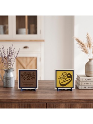 Miaju Sakin ve Huzurlu Bir Çalışma Ortamı Arayanlara Özel Tekbir Tasarımlı Ve Rabbeke Fe Kebbir ve Meâlli Bismillâhirrahmânirrahîm İkili Dekoratif Masa Stant Takımı 10x10 cm, Açık Kahve - Sarı