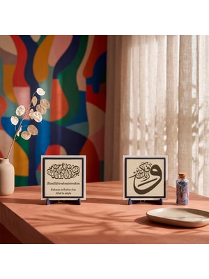 Miaju Özel Deri Çevirili “Ve Rabbeke Fe Kebbir” Formu ve Rahman ve Rahim Olan Allah'ın Adıyla İşlemeli İkili Masa Süsü 10x10 cm, Pudra - Pudra